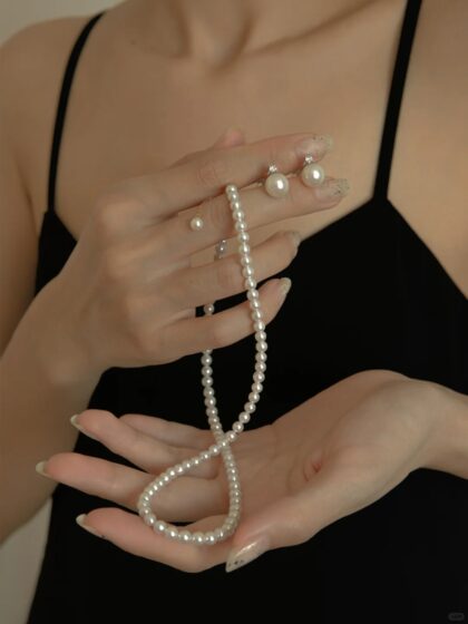 One cannot do without pearls. They are jewelry that can be worn for a lifetime.