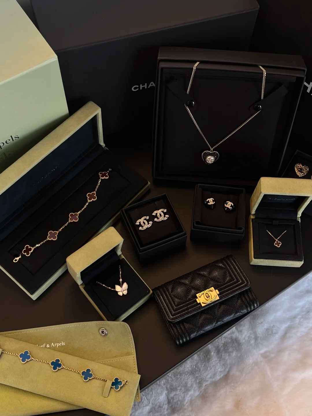 A roundup of classic pieces from luxury brands: LV, Chanel, Dior - Company News - 3