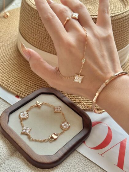 I really love beautiful accessories.